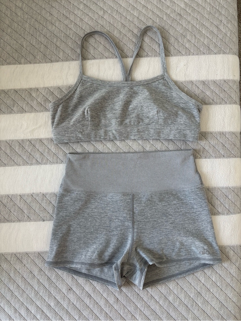 ALO Yoga Alosoft Gratittude bra + short heather grey sell as set( Bra M short S)